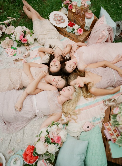 Whimsical Picnic Shoot with Girlfriends 