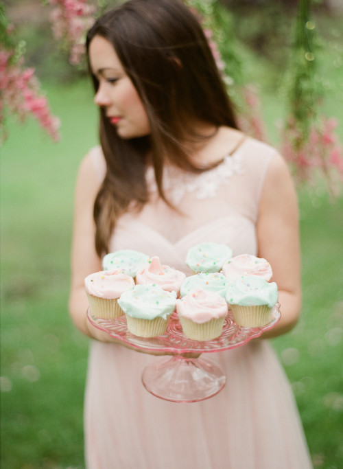 Cupcakes & Pink Cake Stand