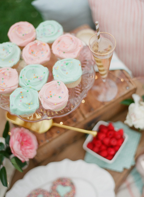 Sprinkle Cupcakes with Champagne 